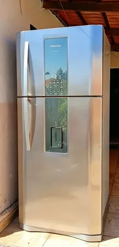 Geladeira inox 530L com Bebedor na porta