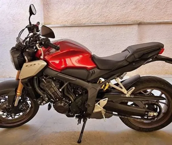 Vendo CB 650 R Race café 2021/2021 com apenas 5.200 quilômetros.