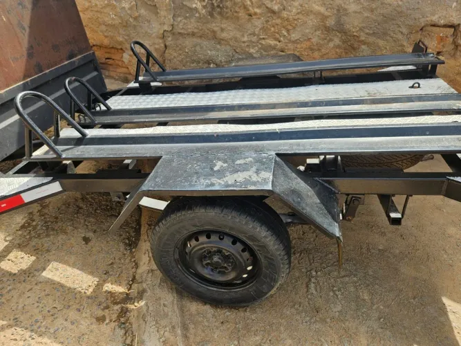 Carretinha para 3 motos, com baú