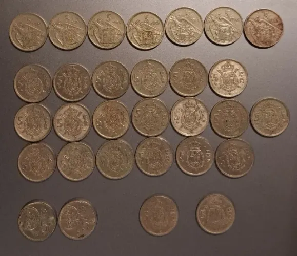 30 moedas de 5 pesetas da Espanha de 1957 a 1984 em bom estado de conservação