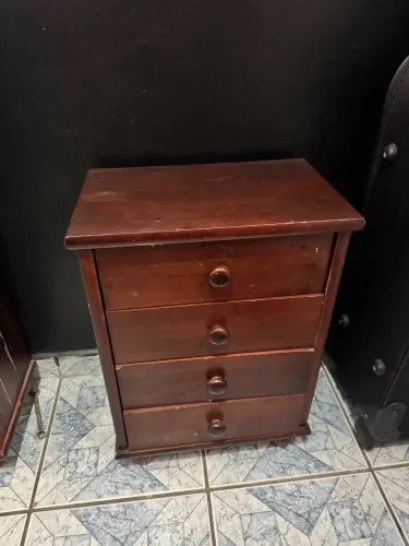 Mesa de cabeceira/ criado mudo