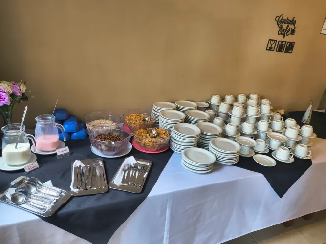 Precisa- se de pessoas para trabalhar em restaurante.