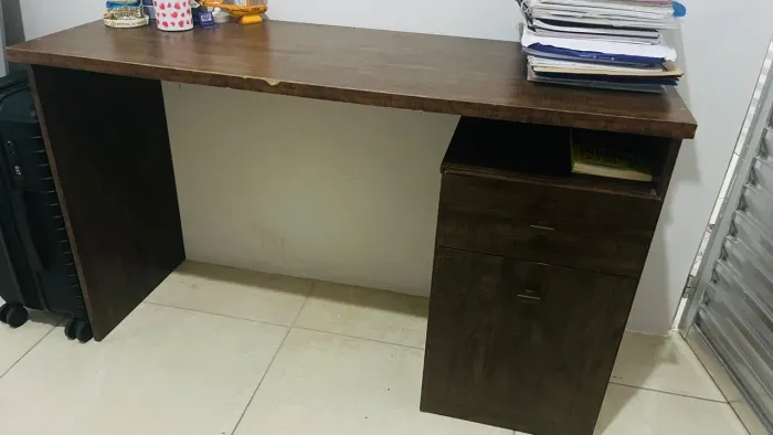 Escrivaninha acompanha uma cadeira com acento acochoado
