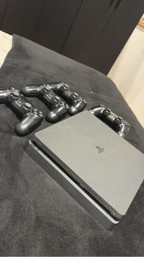 PS4 SLIM - 1 TB + 4 manetes e 1 jogo