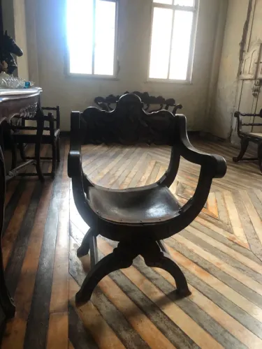 cadeira em madeira antiga
