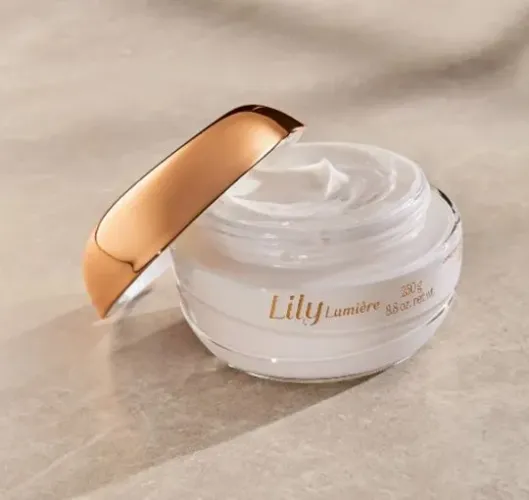 Vende-se creme hidratante corporal Lily Lumiere de 250g por $150reais pagamento á vista