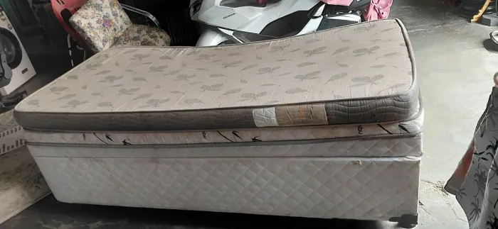 Cama boxe com colchão e baú em boas condições sou da zn lauzane paulista sp capital