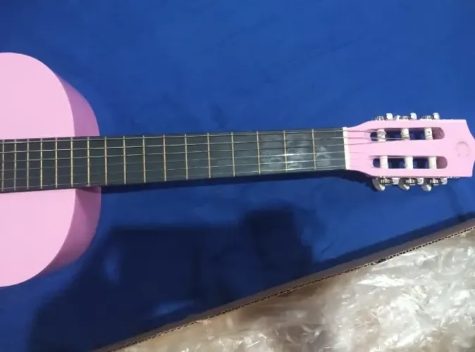 Violão Rosa em ótimo estado