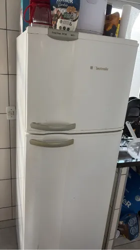 Geladeira Eletrolux (LEIA O ANÚNCIO)
