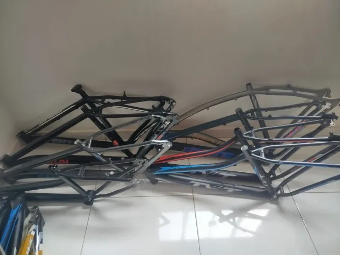 Quadros e peças de bicicletas 