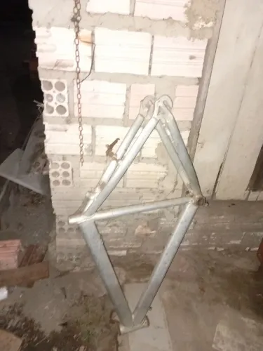 Vende-se esse quadro de bicicleta de alumínio 