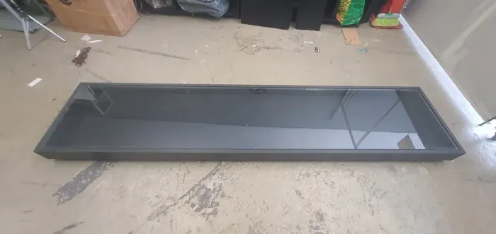 Expositor de chão em mdf preto com vidro 2,80 X 60
