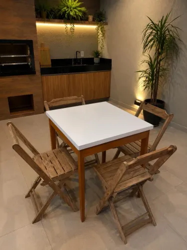 Mesa de Madeira com 4 Cadeiras Dobráveis
