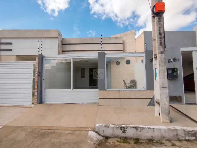 Conforto e Espaço no Zé Carlos Machado! Casa de 3 Quartos com 2 Vagas de Garagem
