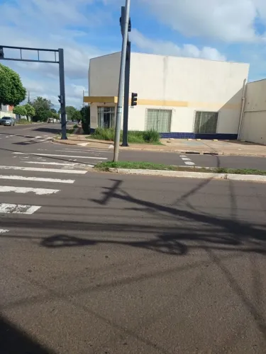 Prédio comercial na Av Julio de Castilho