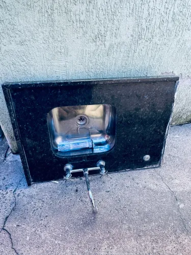 Pia de Granito Preto com Cuba Inox e Torneira - Nova