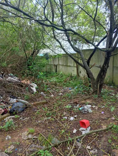 Vendo terreno com uma casa pequena em cima