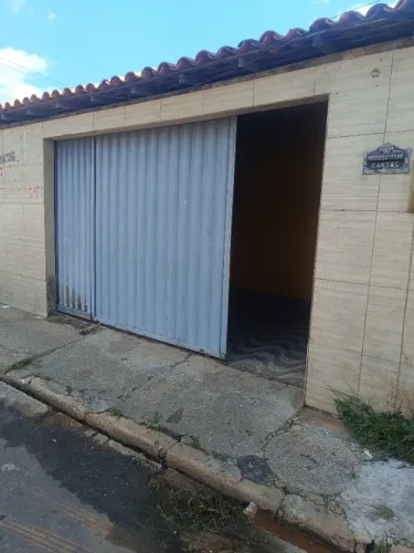 Casa com dois quartos, sala, cozinha americana, banheiro, e garagem.