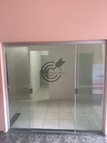 Sala comercial térreas na Avenida Itavuvu ideal para lojas ou escritórios.