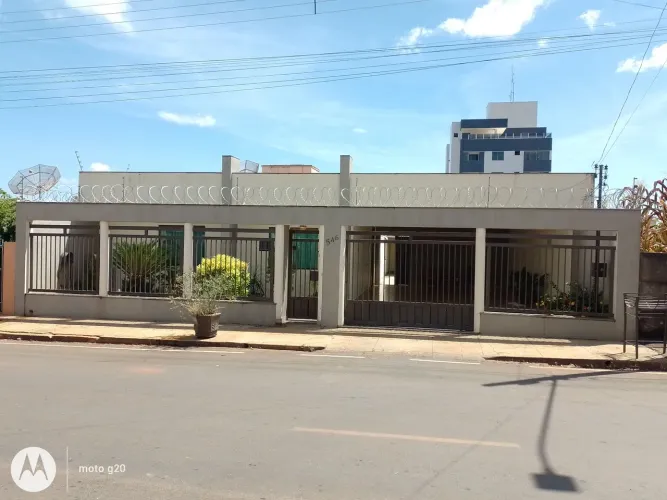 Casa à venda no centro de Pompeu _ Excelente localização