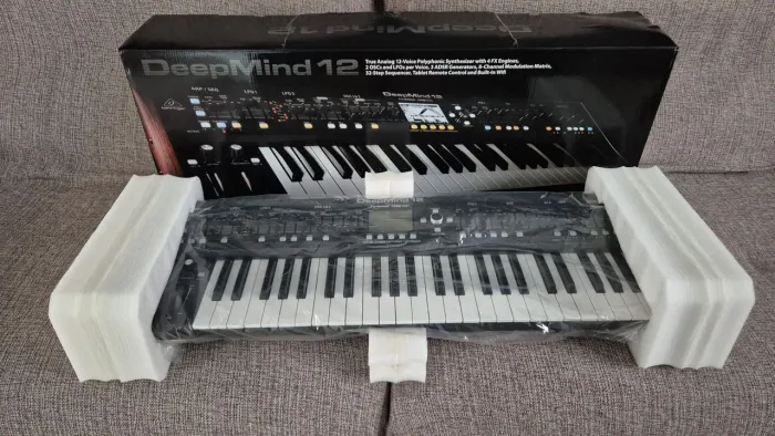 Behringer Deepmind 12 - Novo na caixa