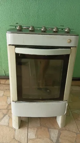 Vende-se fogão de 4 bocas forno funciona em perfeito estado só 2 bocas q estão entupidas.