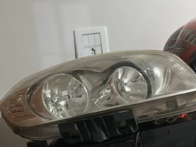 Vendo farol do carro Linea lado direito