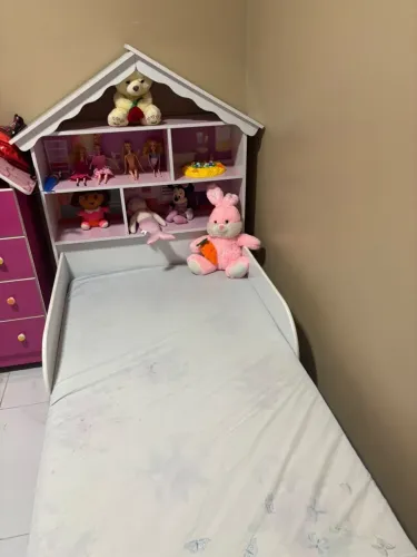 Vendo uma cama de criança  (menina)