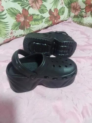 Sandália Crocs Importada plataforma salto o 8 cm número 34