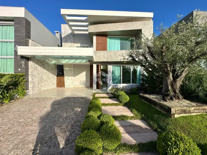 Sobrado mobiliado e decorado composto por 04 suítes, pé direito duplo, piscina, no Condado