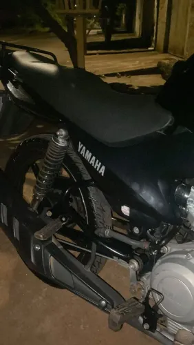 Moto Yamaha 125 factor bem conservada, alguns detalhes de uso! Como podem ver na foto!