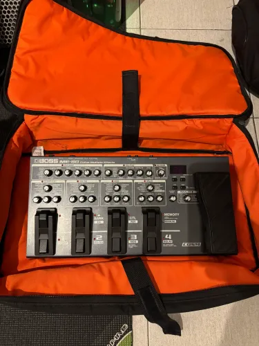 Guitarra Yamaha e pedaleira Boss ME80