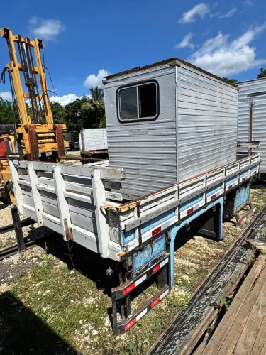 Carroceria madeira com Cabine Suplementar