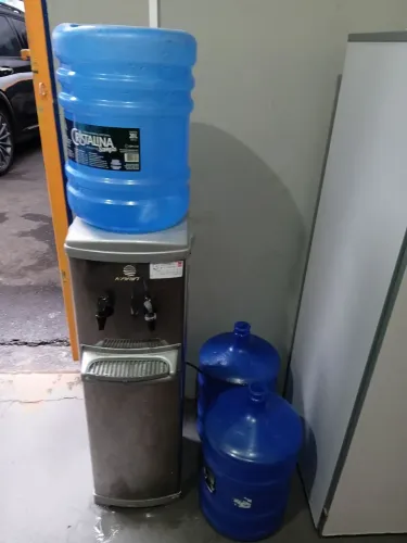 Bebedouro de água Karina com 03 garrafões vazios