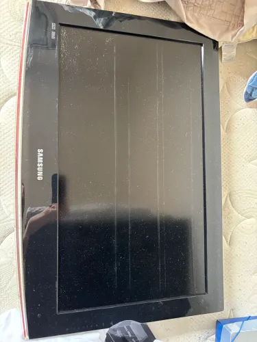 Tv sem funcionar para doação, usar peças