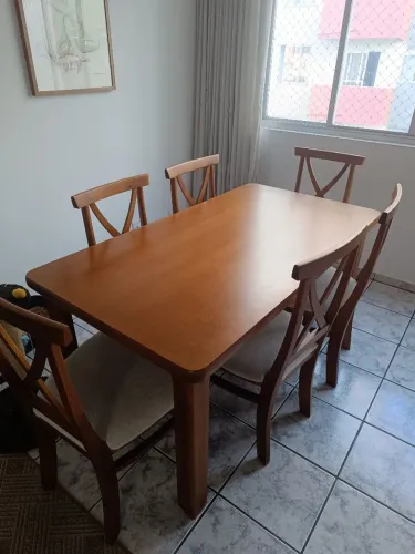 Mesa e 6 cadeiras de madeira