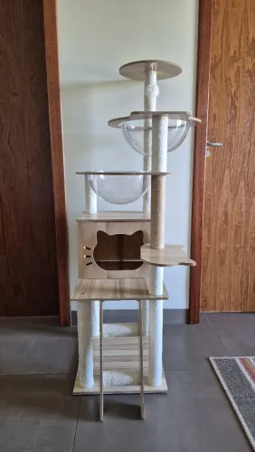 Arranhador-árvore para gatos com nichos (casinha/cama/playground)