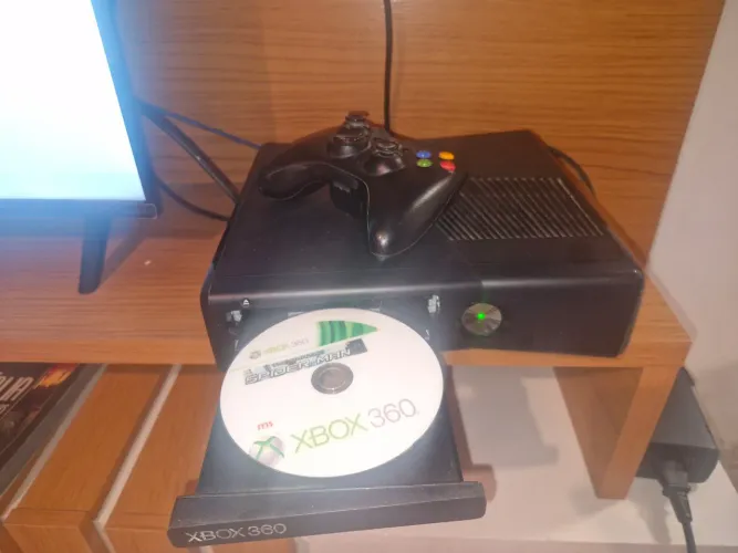 XBOX 360 SLIM BLOQUEADO + 1 CONTROLE + 2 JOGOS