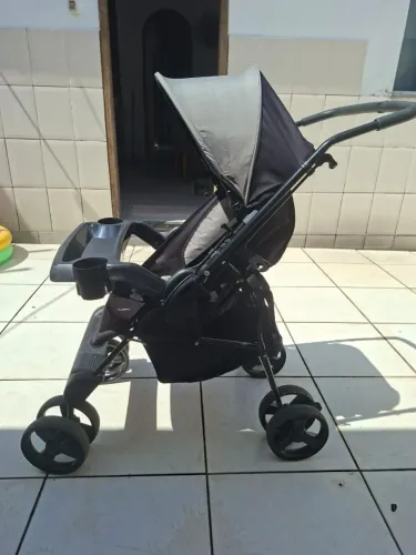 Carrinho de bebê semi novo Tutti Baby