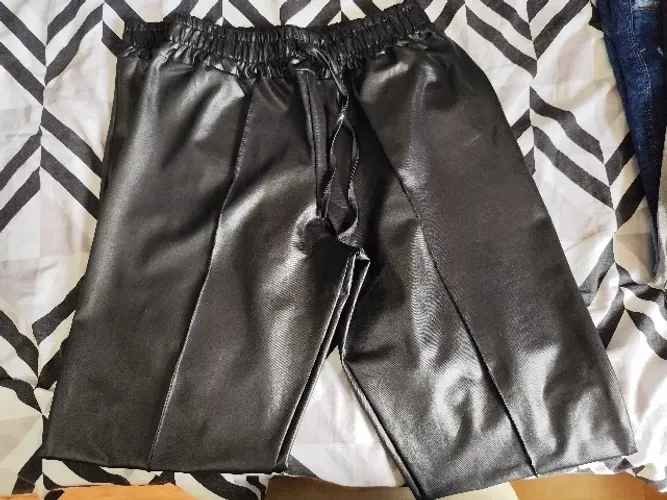 Calça em corino preta M - Nova 