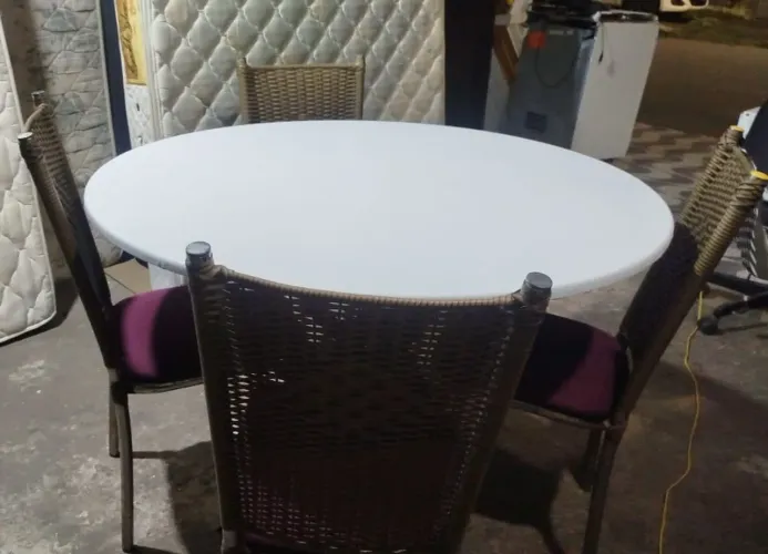 Mesa com Cadeiras - Aceito Cartão