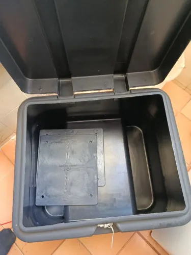 Baú para moto 80 litros , nunca usado . Parcelo na maquininha..