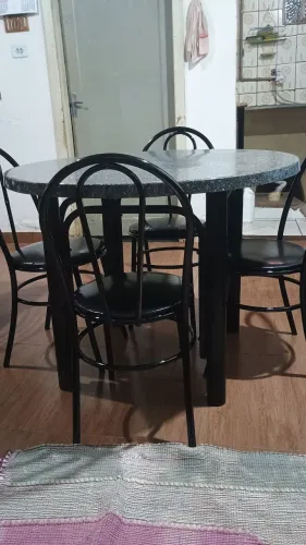 Mesa de mármore sintético usada
