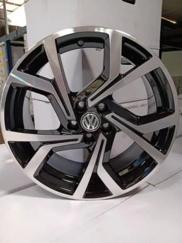 Rodas Polo GTS aro 17 5x100 + 215/55R17 Michelin - R$ 3.790,00