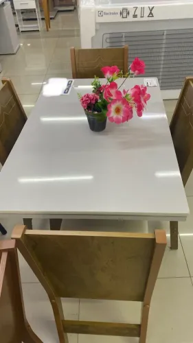 Mesa pequena 4 cadeiras 
