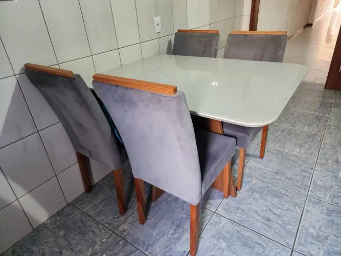Mesa de jantar com 4 cadeiras