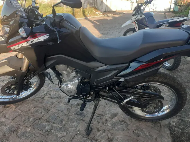 Bross 2025, único dono, com apenas 6800 km, Emplacada 2026.