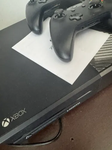 Xbox one 1TB com 12 jogos físicos 