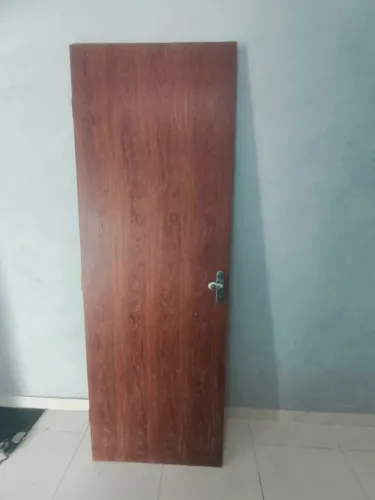 Porta de Madeira com fechadura e entreliças