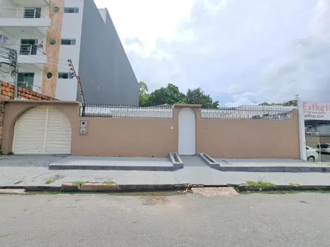 Casa no Vieiralves área total 703 m2 com 366 m2 de área construída 5 salas sendo 4 suítes